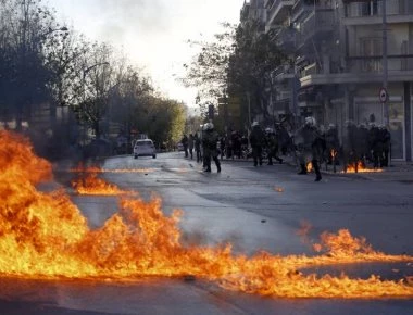 Εικόνες ντροπής: Κουκουλοφόροι σκίζουν και καίνε την ελληνική σημαία στη Θεσσαλονίκη (φώτο-βίντεο)